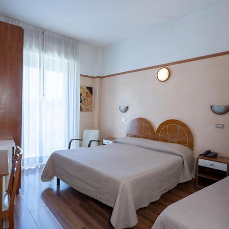Hotel Britannia Rimini Marina Centro Exterior foto