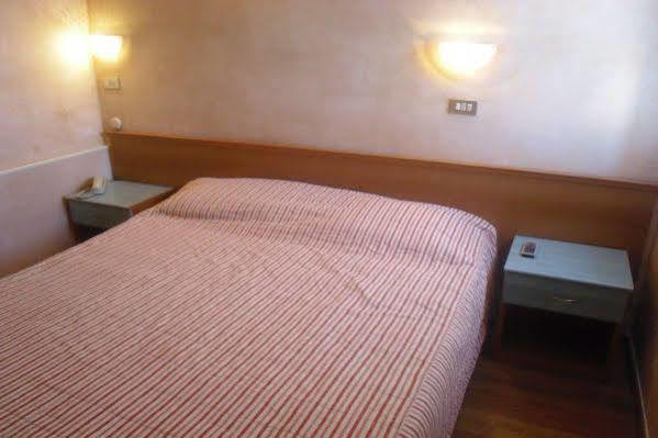 Hotel Britannia Rimini Marina Centro Exterior foto